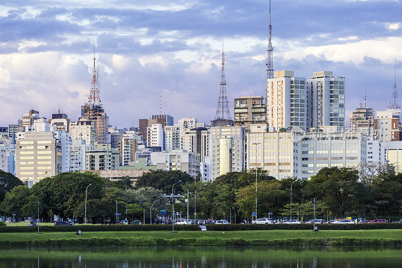 从巴西伊比拉普埃拉公园(Ibirapuera Park)可以看到圣保罗令人惊叹的美景